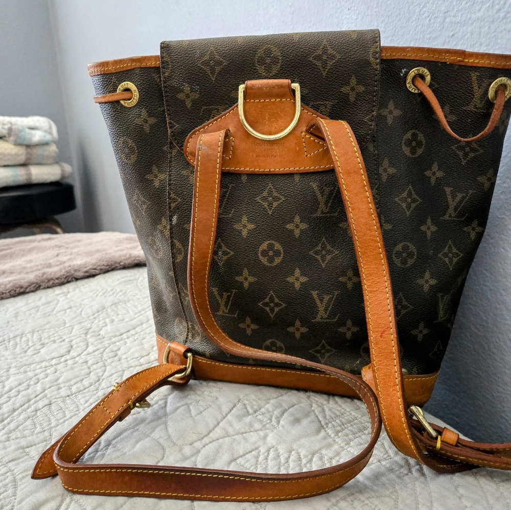 Beautiful LV Backpack - Picture 10 of 12